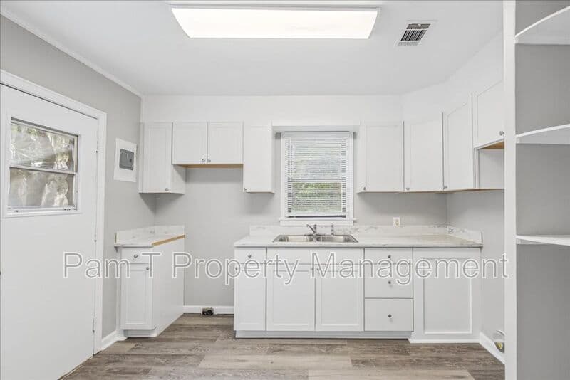 Savannah House: 5517 Emory Drive