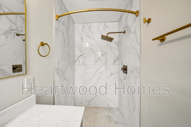 Columbia Condo: 1911 Cermack St