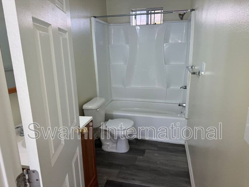 Los Angeles Condo: 1153 E. 61st St.