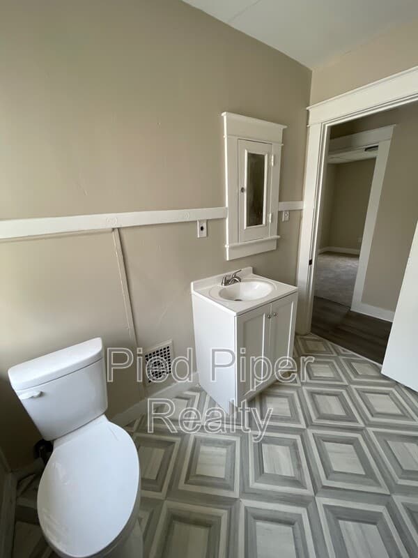 Freeport House: 1254 S Chicago Ave