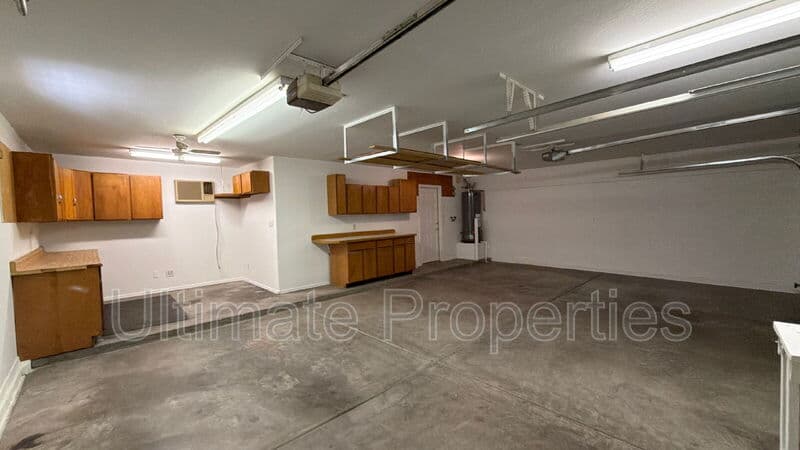 Avondale House: 10539 W Wilshire Dr