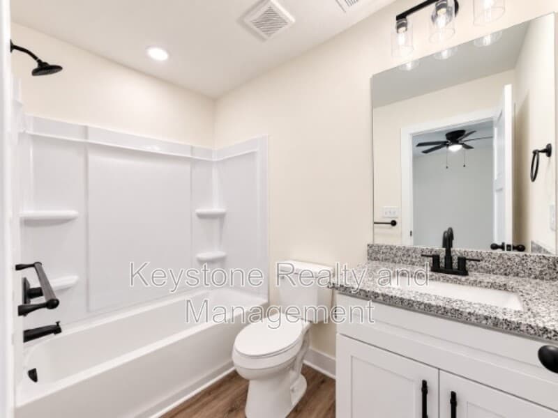 Clarksville House: 921 Ford Street, Bedroom B