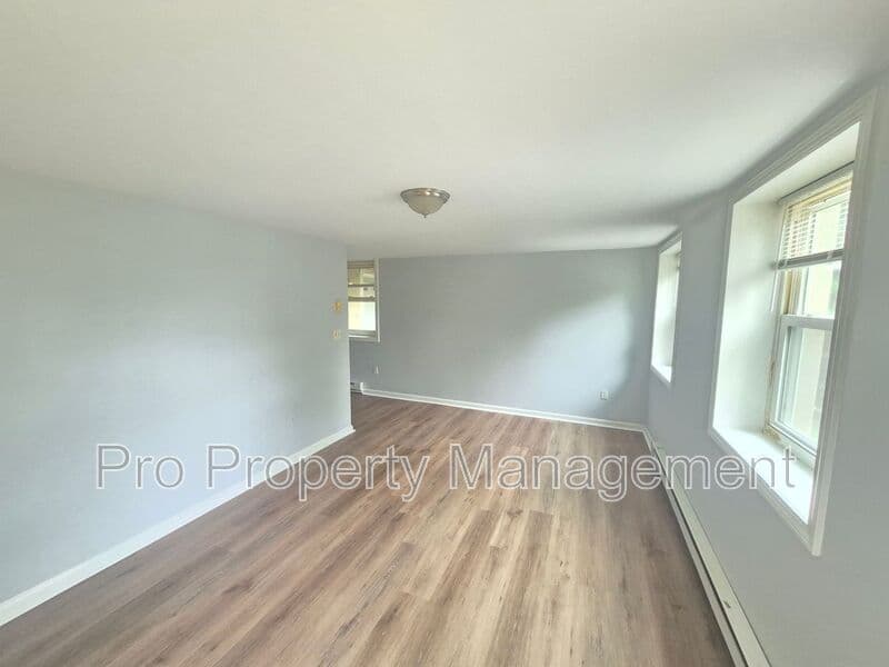 Oakville House: 14 Edgewood Rd