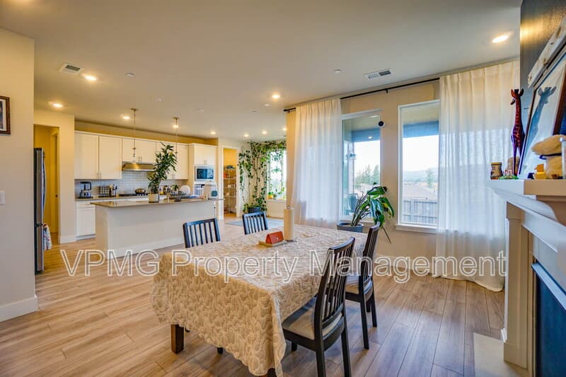 Washougal House: 359 W Koa St
