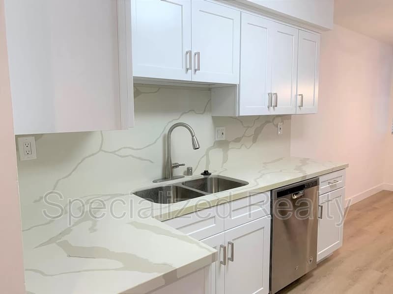 Studio City Condo: 12325 Moorpark St.