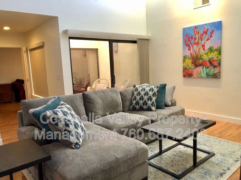 Palm Springs House: 999 Village Square South