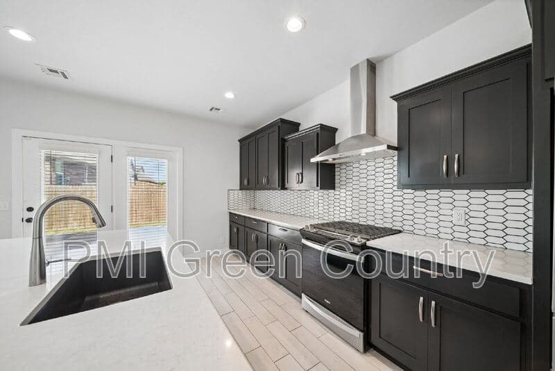 Collinsville House: 11806 N 131st E Ave