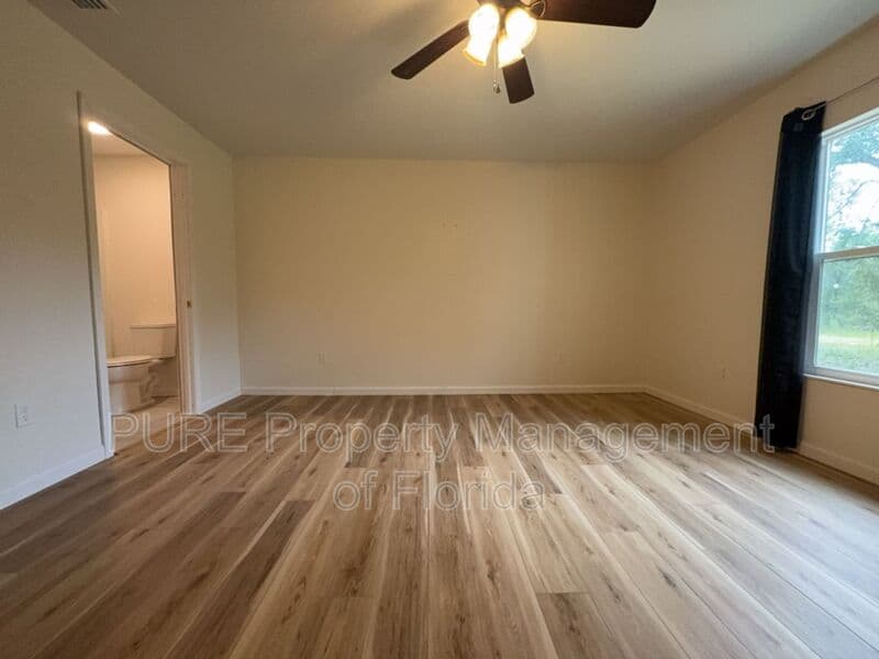 Williston House: 11330 NE 66th Lane