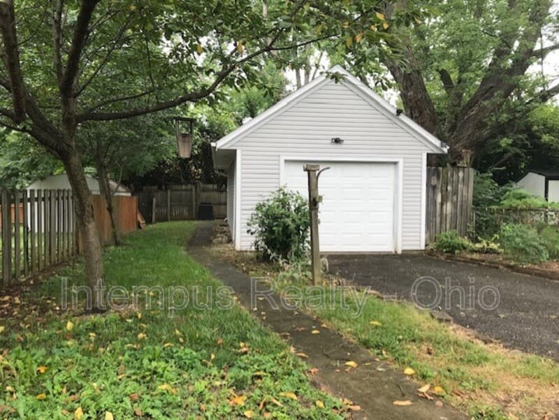 Columbus House: 198 Highfield Dr