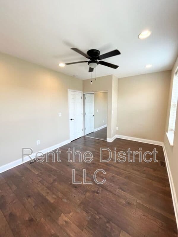 Washington Townhome: 318 Seaton Place NE