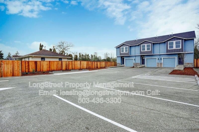 Monmouth Townhome: 484 S Monmouth Ave