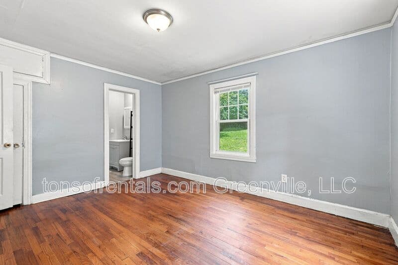 Greenville House: 8 Pacific Ave