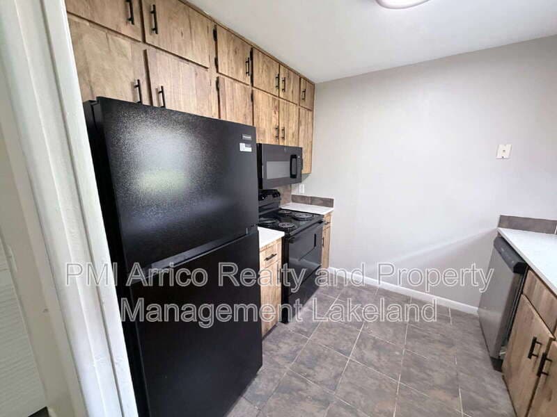 Lakeland House: 3584 Raintree Cir