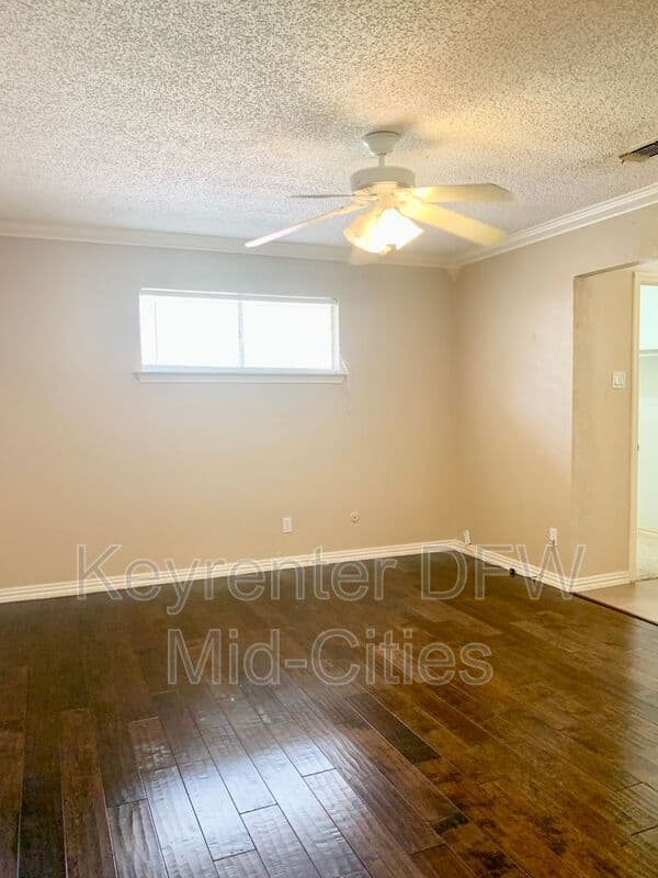 Irving House: 505 E Scotland Dr