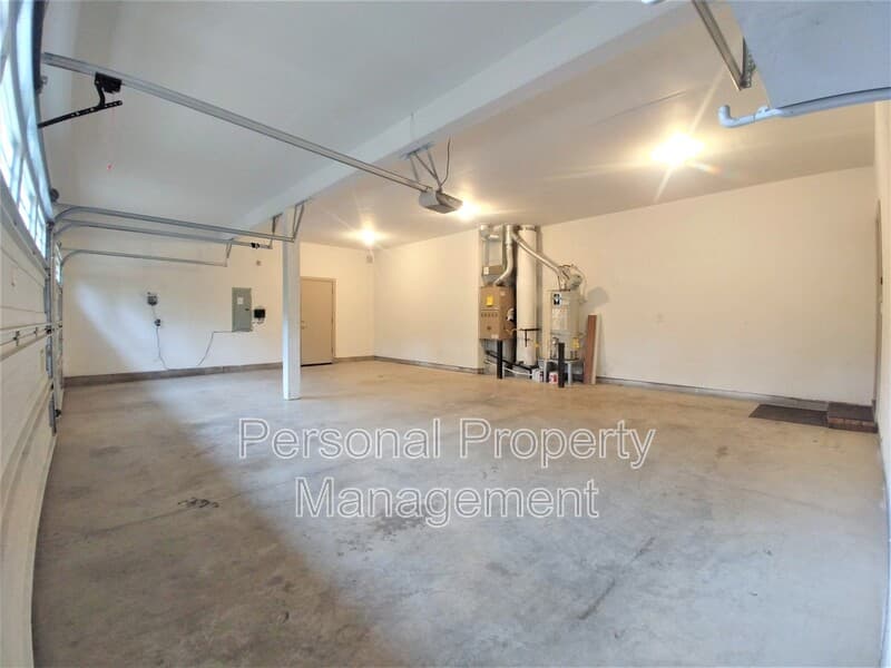 Vancouver House: 10204 NE 102nd Ave