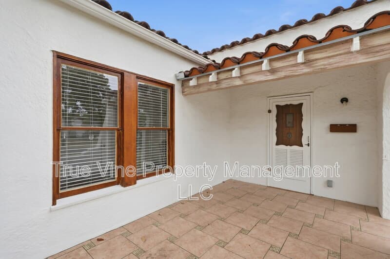 San Antonio House: 1446 Fulton Avenue