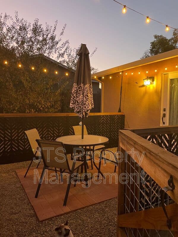 Fair Oaks House: 6906 Pin Oak Court