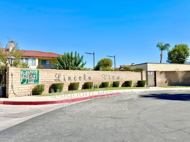 Hemet House: 25524 Sharp Dr