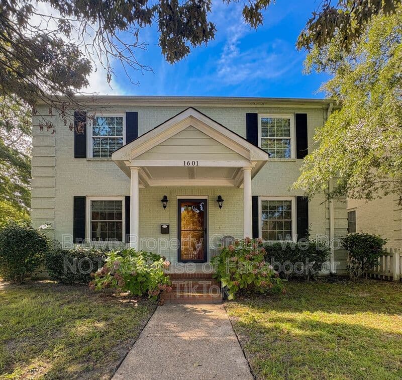 Fayetteville House: 1601 Ft. Bragg Rd