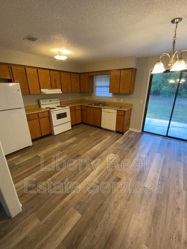Hinesville House: 129 Deann Dr