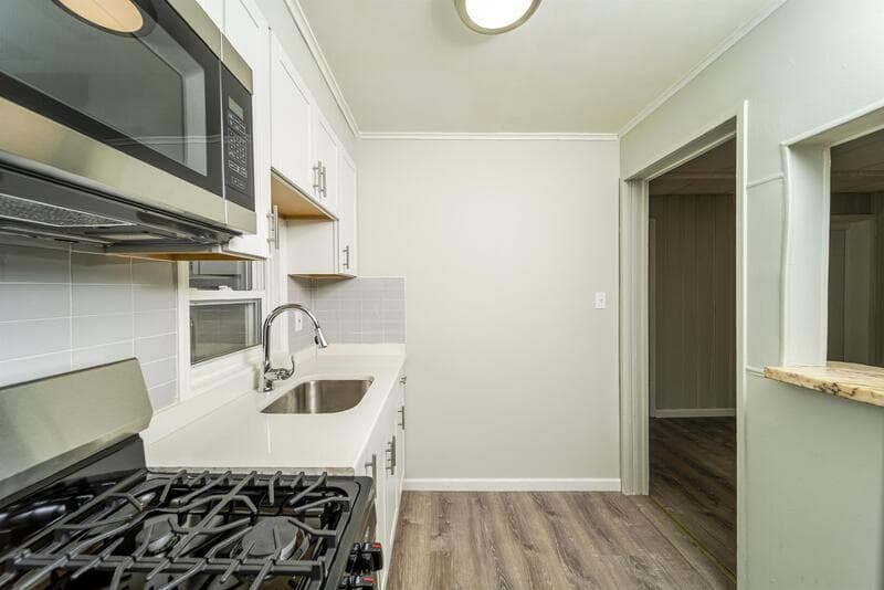 Albany House: 139 North Pine Avenue