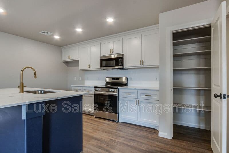 Edmond House: 400 Keiths Way