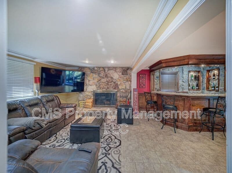 Bloomingdale House: 128 Reeve Ave