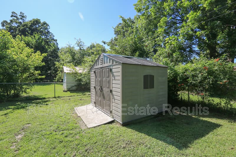 Springdale House: 1402 Lawrence Ave