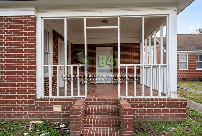 LaGrange House: 409 Whitesville Road