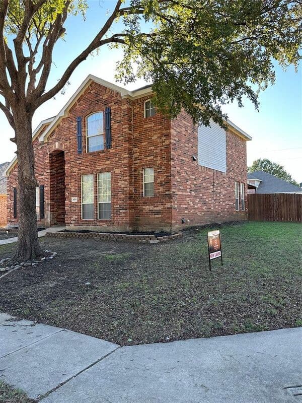 Lewisville House: 800 Pebble Ridge Dr