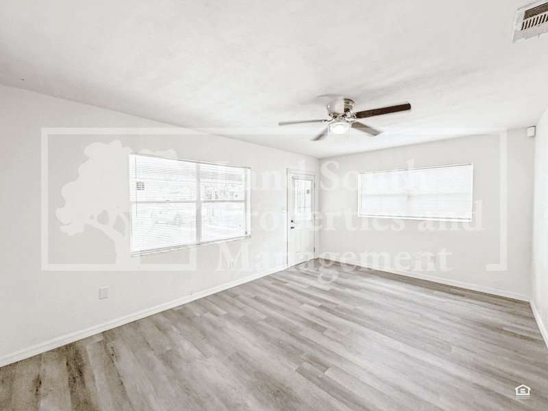 Lakeland House: 2152 Colonial Avenue