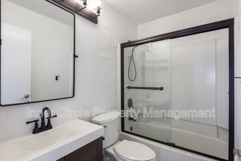 Brentwood House: 342 Chaucer Drive