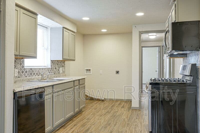 Del City House: 2124 S Sunnylane Road