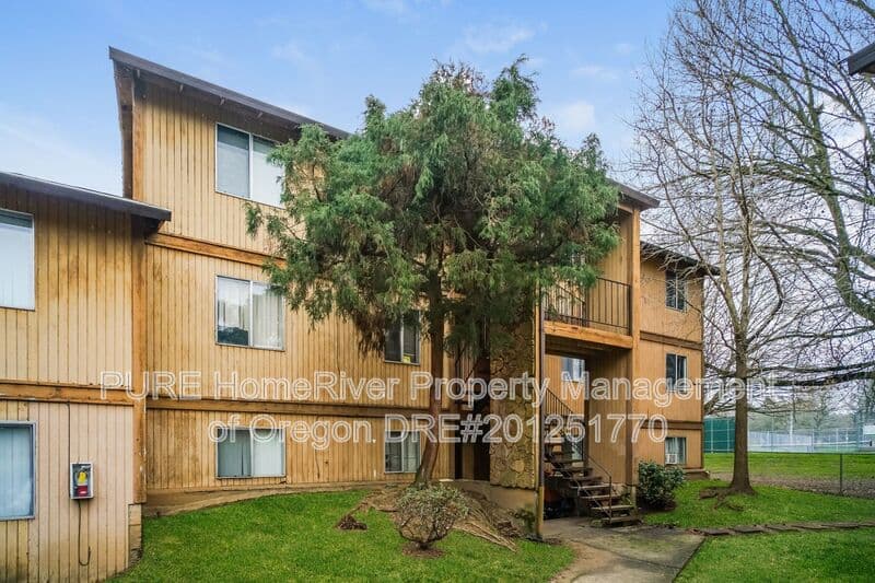 Portland House: 14128 NE Sandy Blvd