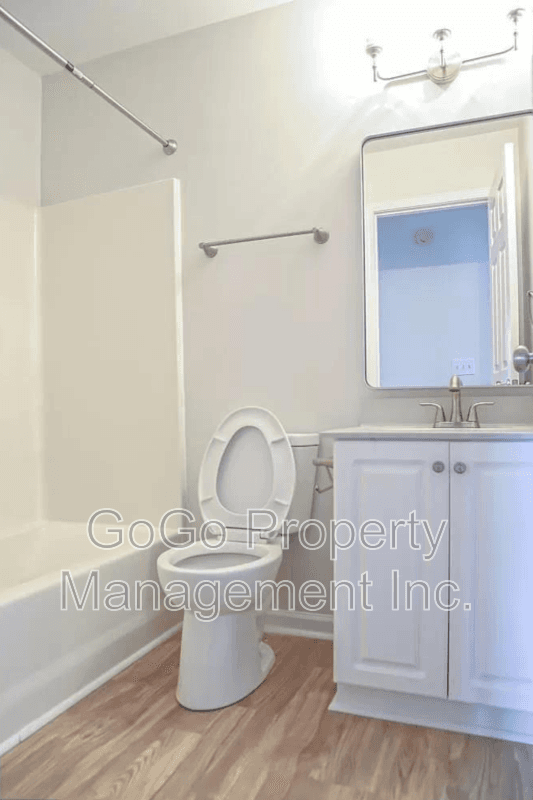 Simpsonville House: 105 Fairview Lake Way