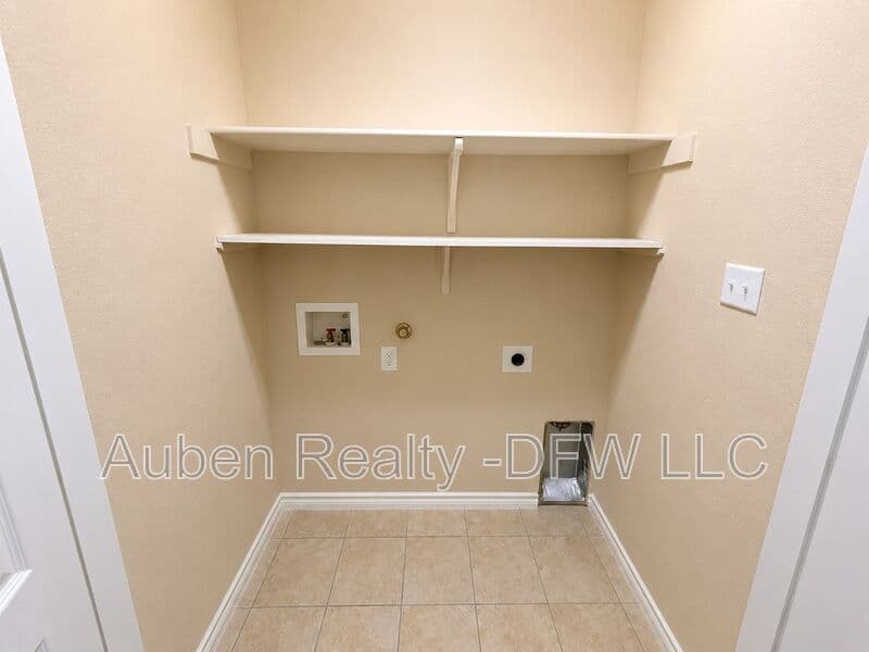 Mansfield House: 1426 Ravenwood Drive