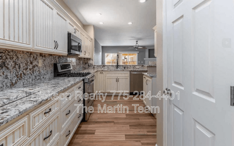 Fernley House: 971 Iris Lane