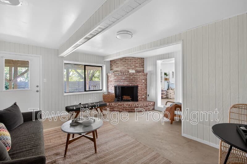 Fair Oaks House: 3937 Orangewood Dr