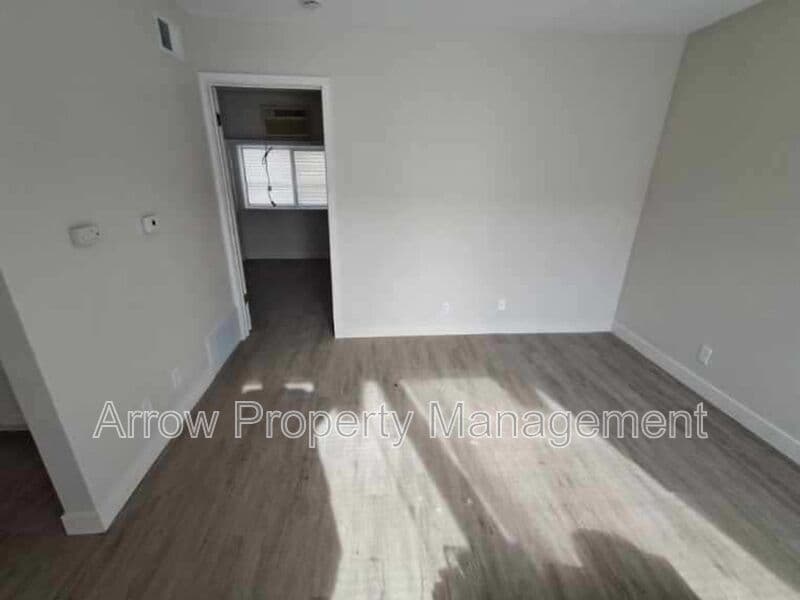 Cedar Rapids House: 1416 Oakland Rd NE- 4