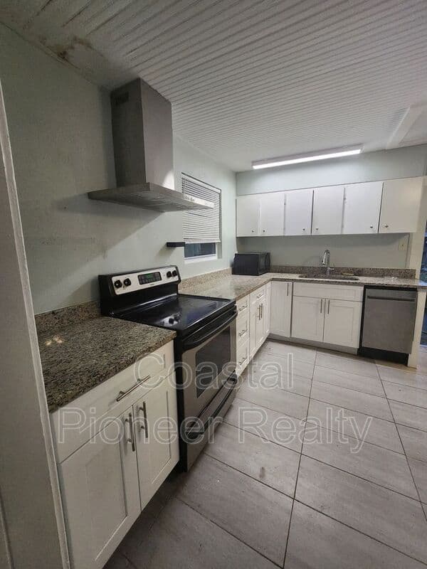 St Petersburg House: 701 Newton Ave S