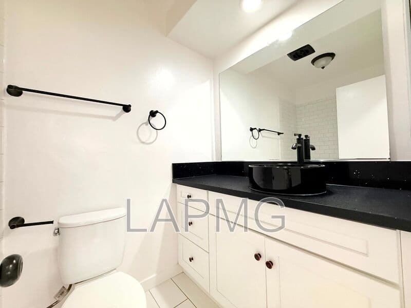 Los Angeles House: 1426 South Point View