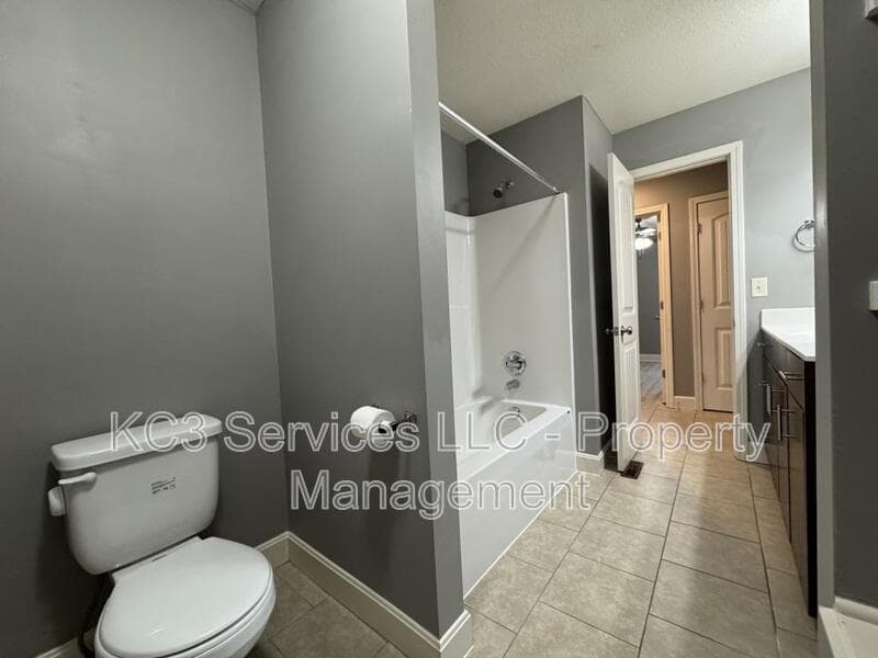 Kansas City House: 9326 N Robinhood Ave