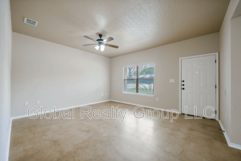 New Braunfels House: 161 S Krueger Ave