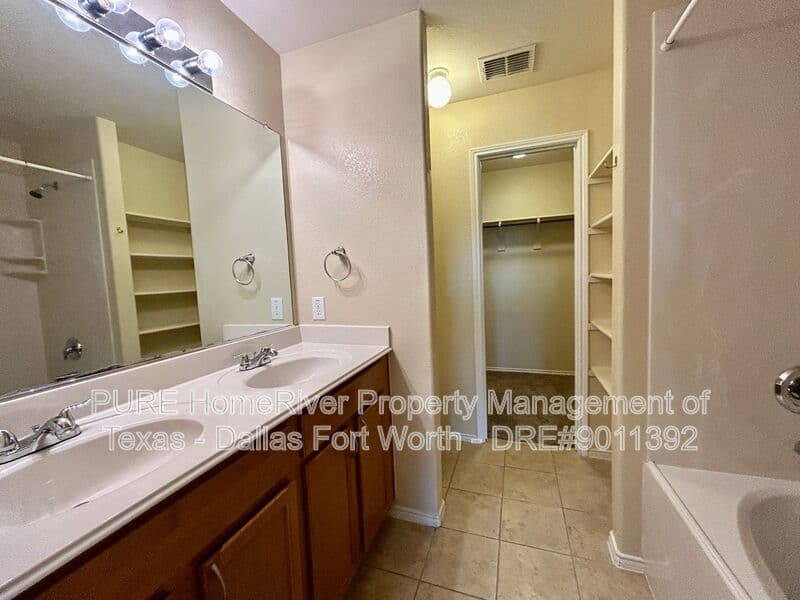 Haslet House: 809 San Miguel Trl