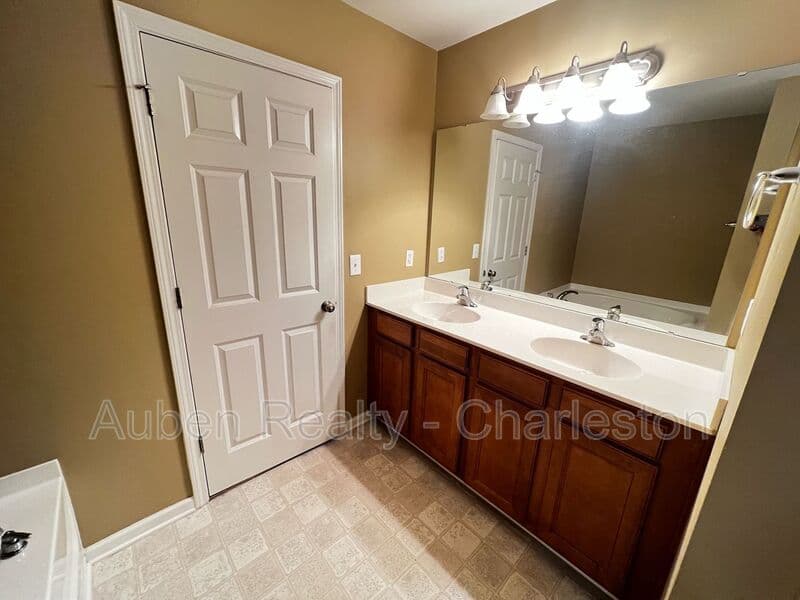 Summerville House: 226 S Lamplighter Ln