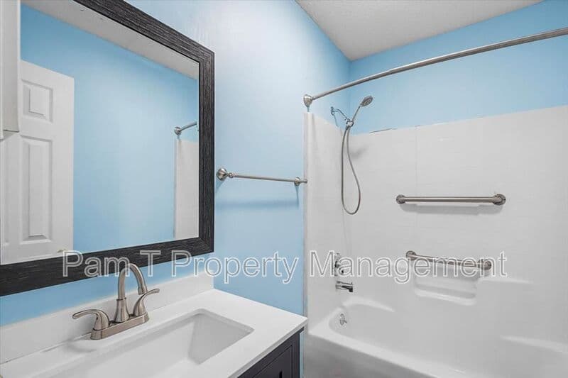 Savannah House: 212 W 58th St