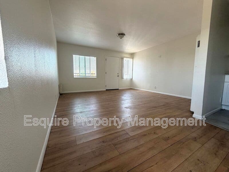 OXNARD Condo: 327 W. HILL ST.
