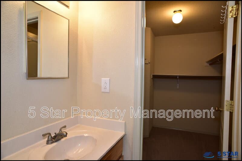 El Paso House: 14325 Island Point Drive