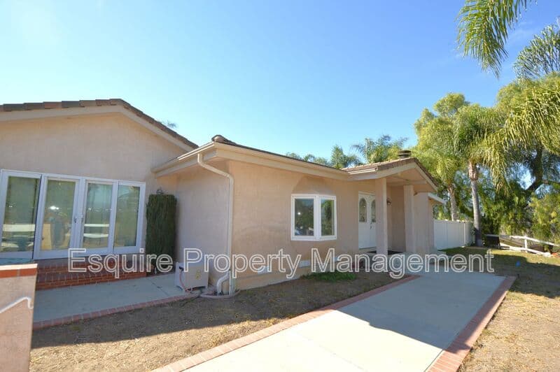 MOORPARK House: 10779 CITRUS DR