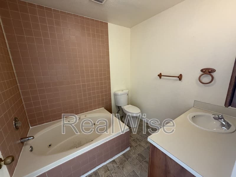 Glendale Condo: 552 Pacific Ave